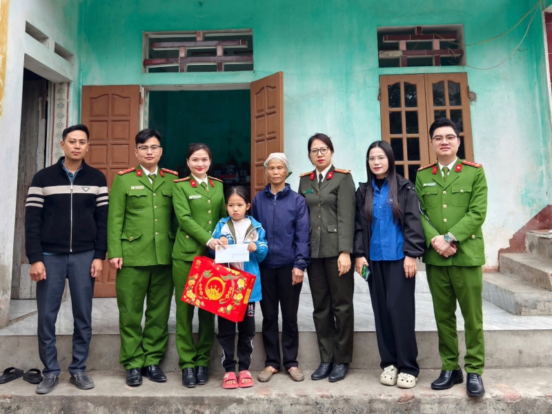 Công an xã Yết Kiêu trao quà, hỗ trợ các cháu nhận đỡ đầu nhân dịp đầu năm mới 2026